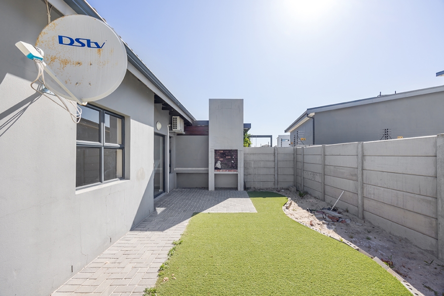 2 Bedroom Property for Sale in Parklands North Western Cape